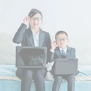 親の行動や姿勢をそのまま真似して座っている子どもの姿