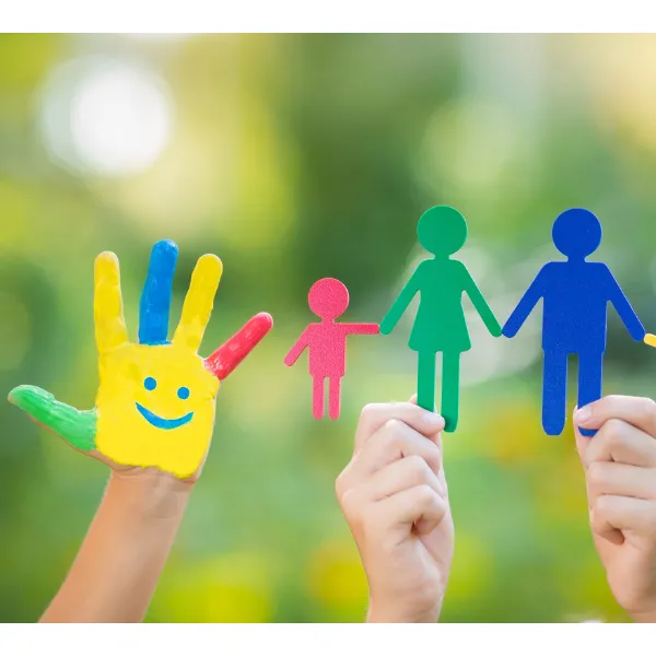 カラフルな家族の手形イラスト。HSP親子向けの新メニュー「親子ケア」のお知らせ