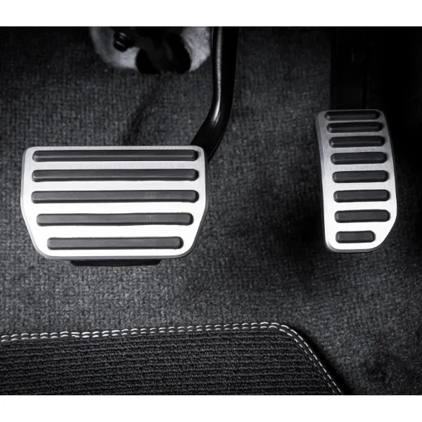 車のアクセルとブレーキを同時に踏むイメージ。交感神経と副交感神経が同時に働き、体に負担がかかっている状態