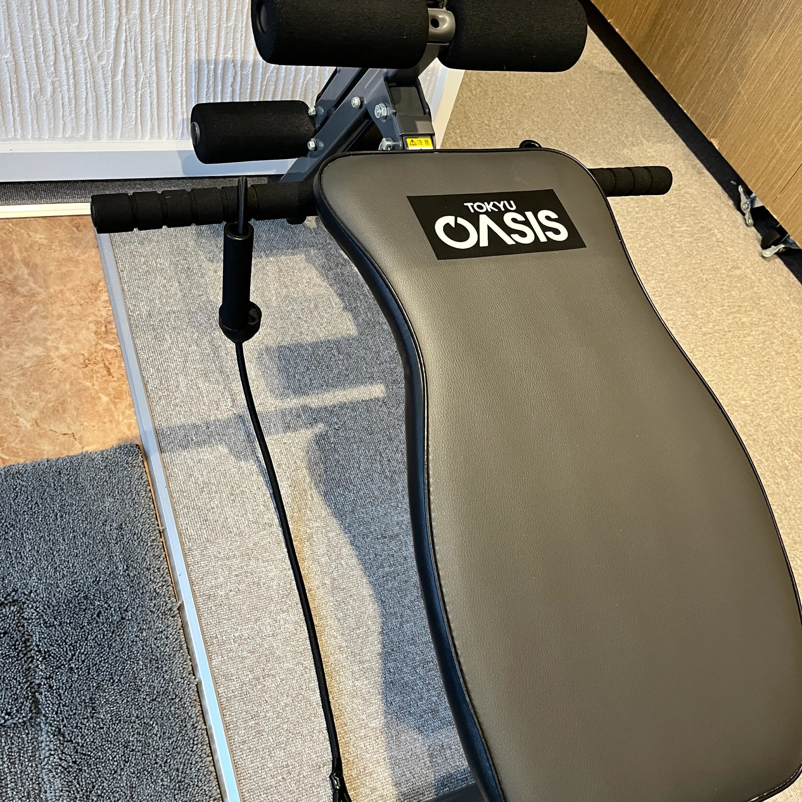 東急スポーツオアシス（TOKYU OASIS）のシットアップベンチとゴムチューブの実物写真
